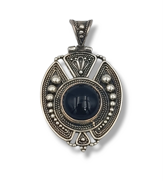 Silver byzantine style pendant with Onyx stone