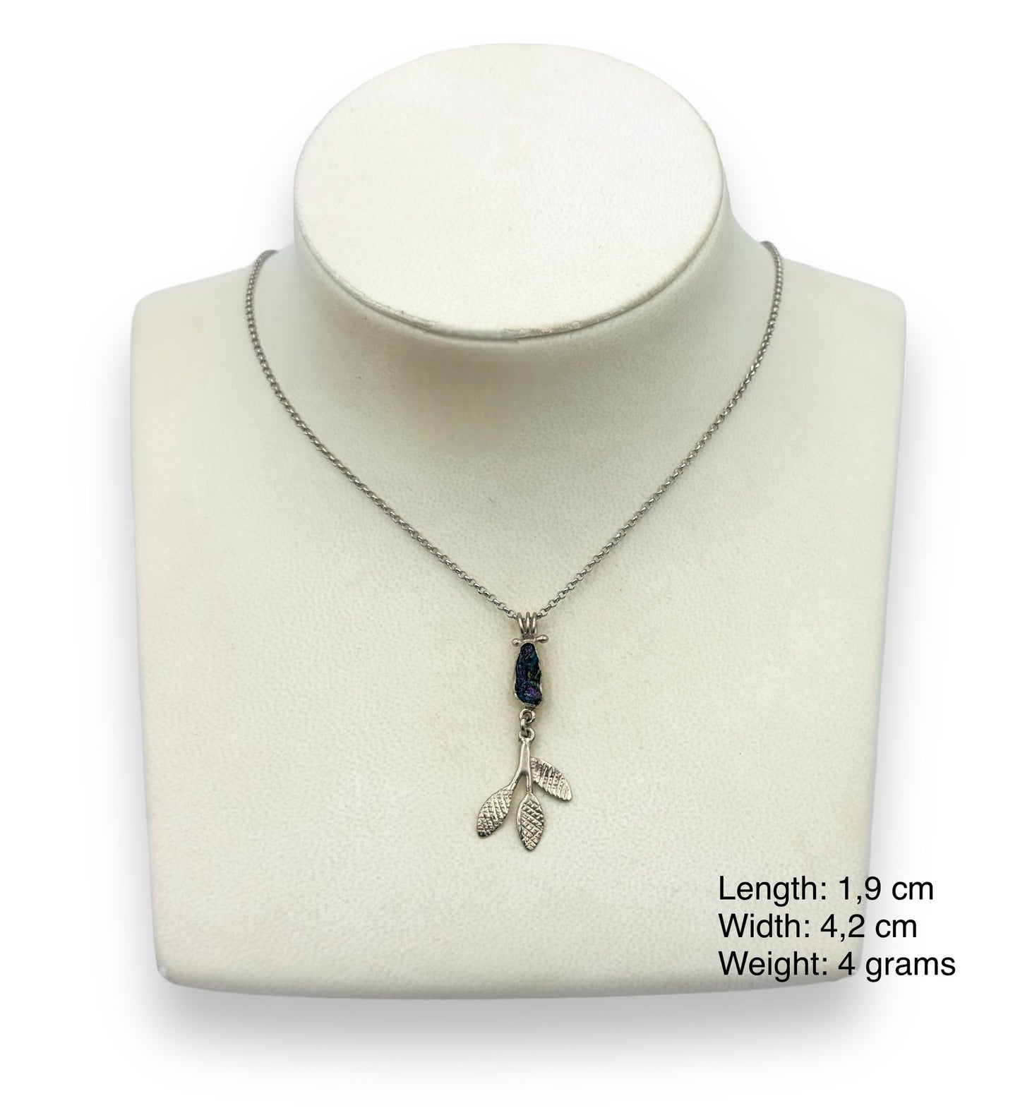 Silver minimal leaves pendant with carbide stone